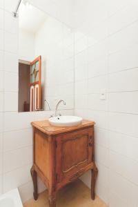 a bathroom with a sink and a mirror at Castelletto Bed & Breakfast in Santiago