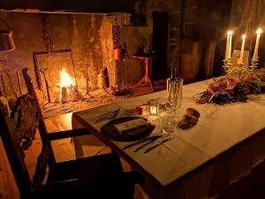 einen Tisch mit einem Kamin mit Kerzen und einem Tisch mit einem Siddx-sidx-Tisch in der Unterkunft B&B La Tour de Villa in Aosta