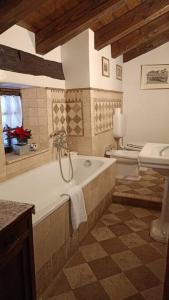 ein Badezimmer mit einer Badewanne und einem Waschbecken in der Unterkunft B&B La Tour de Villa in Aosta