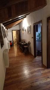 einen Flur eines Hauses mit Holzboden in der Unterkunft B&B La Tour de Villa in Aosta