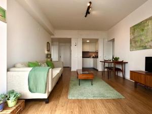 sypialnia z łóżkiem i salon w obiekcie Peaceful & panoramic views apartment, Cascais w mieście Cascais