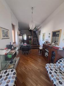 ein Wohnzimmer mit einem Sofa und einem Tisch in der Unterkunft B&B Corallo in Sassari