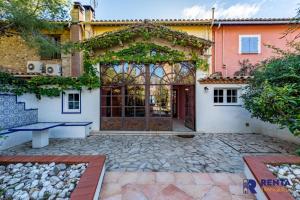 une entrée dans une maison avec une grande porte dans l'établissement The Villa Jardin de Balata, à Saleilles