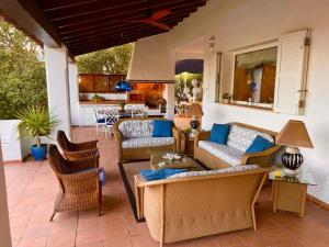 uma sala de estar com sofás e cadeiras em Villa Sa Gavina, Caló des Llamp em Porto Petro