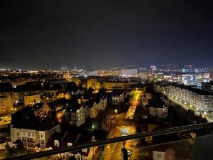 - Vistas a la ciudad por la noche con luces en Capital Towers Sunrise Premium 14 piętro / 14th floor, en Rzeszów