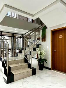 una escalera de caracol en un vestíbulo con puerta en Hotel Amaromar, en Pontal do Paraná