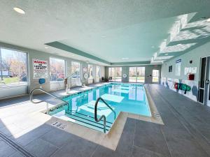 uma grande piscina num grande edifício em La Quinta Inn & Suites by Wyndham Mount Laurel Moorestown em Mount Laurel