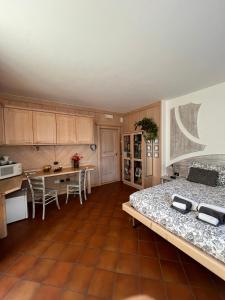 ein Schlafzimmer mit 2 Betten und eine Küche mit einem Tisch in der Unterkunft B&B Primavera in Spormaggiore
