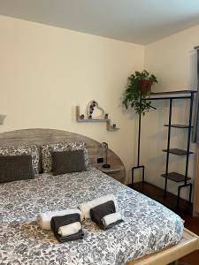 1 dormitorio con 1 cama con 2 toallas en B&B Primavera, en Spormaggiore