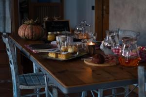 una mesa de madera con comida y bebidas. en B&B Primavera, en Spormaggiore