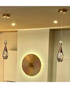 Cette chambre dispose de trois lumières et d'un ventilateur de plafond. dans l'établissement Nidimos Hotel, à Delphes