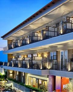 una vista exterior de un edificio con balcones en Nidimos Hotel, en Delfos