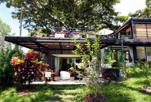 Aed väljaspool majutusasutust LALDEA Nirvana Eco Villa in Cerritos