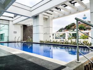 an image of a swimming pool in a building at Depa de lujo con piscina y jacuzzi in Guayaquil