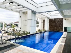 a swimming pool in the middle of a building at Depa de lujo con piscina y jacuzzi in Guayaquil