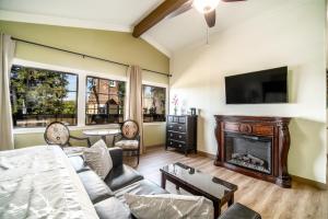 a living room with a couch and a fireplace at Kronborg Inn in Solvang