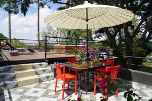 Rõdu või terrass majutusasutuses LALDEA Nirvana Eco Villa in Cerritos