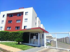 un edificio con una puerta delante de él en Apartamento inteiro próximo a Algar, Cargill, Aeroporto e UFU, en Uberlândia