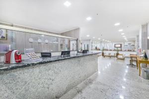 a kitchen with a counter with a counter sidx sidx sidx at Hotel Nacional Inn Limeira in Limeira