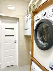 - un lave-linge et un sèche-linge dans une chambre avec porte dans l'établissement Spidey Room, à Gdańsk