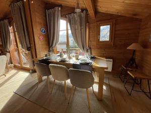 a dining room with a wooden table and chairs at Appartement Saint-Martin-de-Belleville, 5 pièces, 8 personnes - FR-1-452-35 in Saint-Martin-de-Belleville