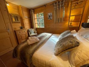 1 dormitorio con 1 cama grande en una habitación en Appartement Saint-Martin-de-Belleville, 5 pièces, 8 personnes - FR-1-452-35, en Saint-Martin-de-Belleville