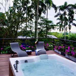 Aed väljaspool majutusasutust LALDEA Nirvana Eco Villa in Cerritos
