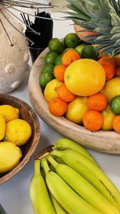 dos cuencos de fruta sobre una mesa con plátanos y naranjas en Yara Hotel - Adults Only en Palm Springs