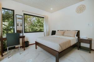 a bedroom with a bed and a television in it at Mountain Top Park Hotel in Quepos