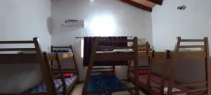 Zimmer mit 2 Etagenbetten und 2 Stühlen in der Unterkunft Habitación Juvenil Los Cerros in Paraguarí