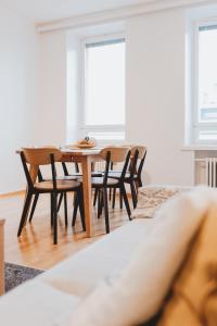 uma sala de jantar com uma mesa de madeira e cadeiras em Scandic Primo Apartments - Malminkatu 49m2 em Helsinque