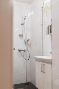 Ванная комната в Scandic Primo Apartments - Malminkatu 49m2