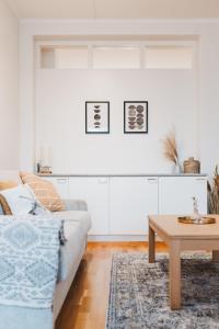 un soggiorno con divano e tavolo di Scandic Primo Apartments - Malminkatu 49m2 a Helsinki