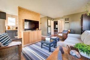 Μια τηλεόραση ή/και κέντρο ψυχαγωγίας στο Chic Harrison Home Walk to Wilson State Park!