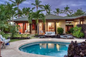 Piscina di Hale Mele Polynesian Pod Style Home with private Pool, Hot Tub, E-bikes and Golf Cart o nelle vicinanze