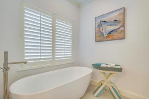Mynd úr myndasafni af Canal Access and Pool Lighthouse Point Getaway! í Lighthouse Point