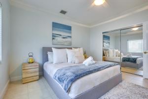 Rúm í herbergi á Canal Access and Pool Lighthouse Point Getaway!