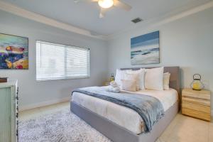 Rúm í herbergi á Canal Access and Pool Lighthouse Point Getaway!