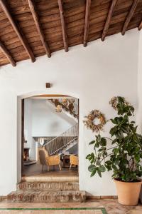uma sala de estar com um grande espelho na parede em Apartamentos turísticos EL PATIO DEL NOGAL em Guadalupe
