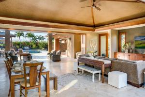 Area soggiorno di Hale Mele Polynesian Pod Style Home with private Pool, Hot Tub, E-bikes and Golf Cart