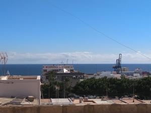 uitzicht op een stad met de oceaan op de achtergrond bij La Casita de Puerto in Puerto del Rosario