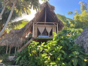 a small hut with a thatched roof at Samana Ecolodge in El Limón