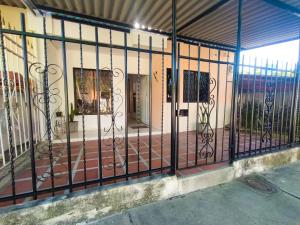 una valla metálica con una puerta delante de un edificio en Hospedaje Casa Tito, en Santa Marta