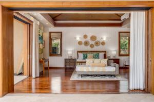 Area soggiorno di Hale Mele Polynesian Pod Style Home with private Pool, Hot Tub, E-bikes and Golf Cart