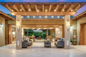 Area soggiorno di Hale Mele Polynesian Pod Style Home with private Pool, Hot Tub, E-bikes and Golf Cart
