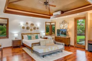 TV o dispositivi per l'intrattenimento presso Hale Mele Polynesian Pod Style Home with private Pool, Hot Tub, E-bikes and Golf Cart