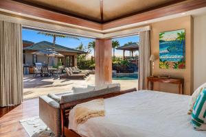 Letto o letti in una camera di Hale Mele Polynesian Pod Style Home with private Pool, Hot Tub, E-bikes and Golf Cart