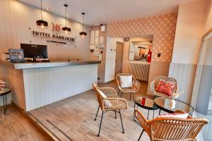 een hotellobby met stoelen, een tafel en een bar bij Hotel Bariloche By Tierra Gaucha in Bariloche