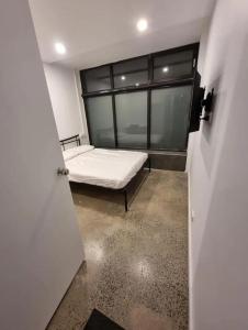 シドニーにあるSydney Airport Guest Houseの窓付きの部屋にベッド付きのベッドルーム1室があります。