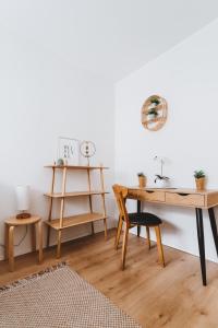 Habitación con escritorio, mesa y estante. en Scandic Primo Apartments - Design District 69m2 en Helsinki
